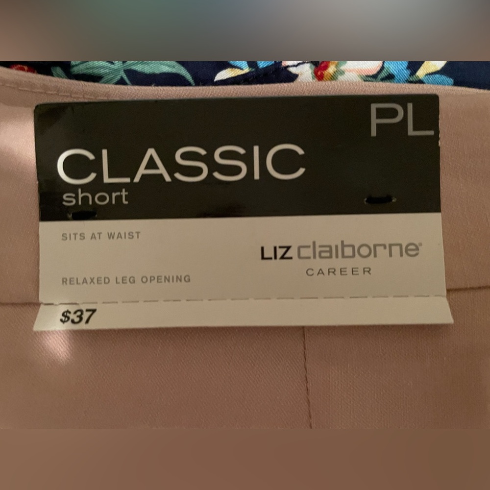 Liz Claiborne Women’s Shorts. Color soft pink. Brand new. Size petite large - Picture 3 of 8